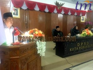 Dwi Edwin Endra Praja (kiri) menyampaikan pendapat atas pengguna APBD 2019. Senin (29/10/2018)