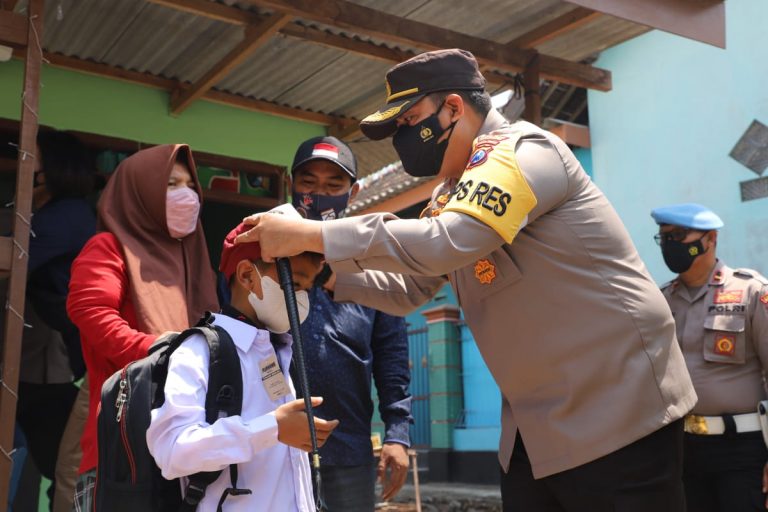 280 Pelajar Korban Covid-19 di Mojokerto Dapat Seragam Sekolah Gratis, 2 Jadi Anak Asuh