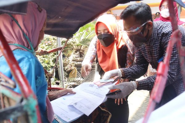 Gandeng PT. Pos Indonesia, Bupati Mojokerto Tinjau Penyaluran Bansos