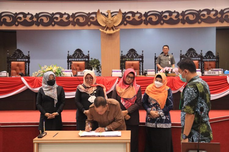 Bupati Dan Pimpinan DPRD Kabupaten Tandatangani Kesepakatan 2 Raperda